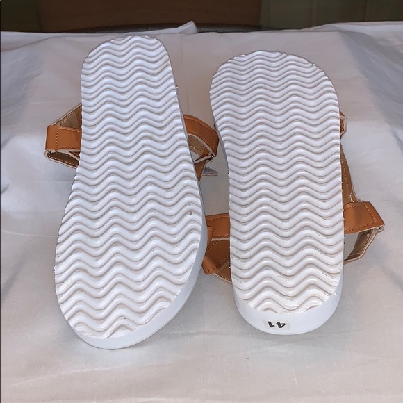 Dad Sandals in Tan and white. Women’s Size 11. - Picture 3 of 5
